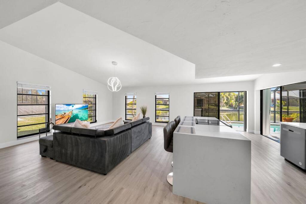 Вилла Luxury Waterfront Haven In Cape Coral - Dog-Friendly Escape With Private Pool Экстерьер фото