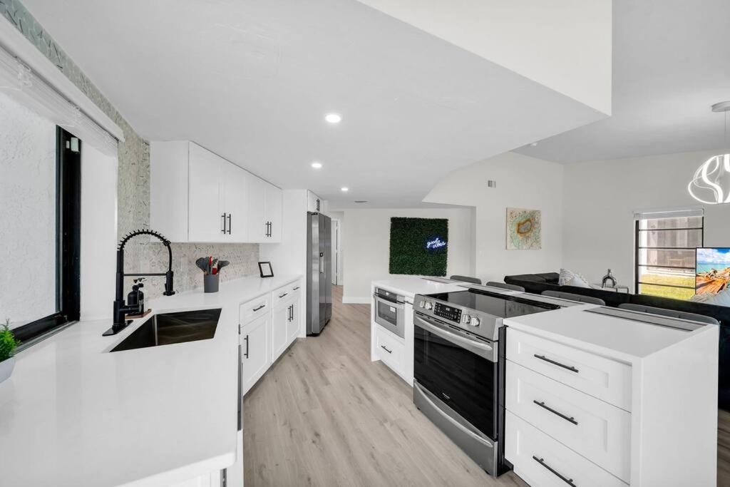 Вилла Luxury Waterfront Haven In Cape Coral - Dog-Friendly Escape With Private Pool Экстерьер фото