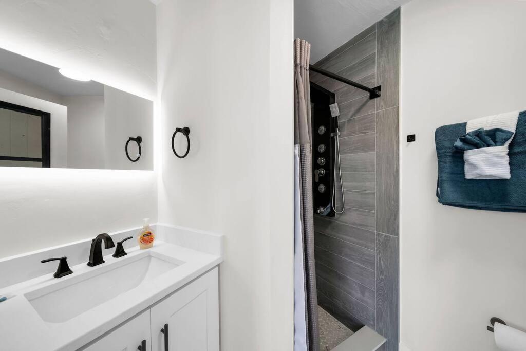 Вилла Luxury Waterfront Haven In Cape Coral - Dog-Friendly Escape With Private Pool Экстерьер фото