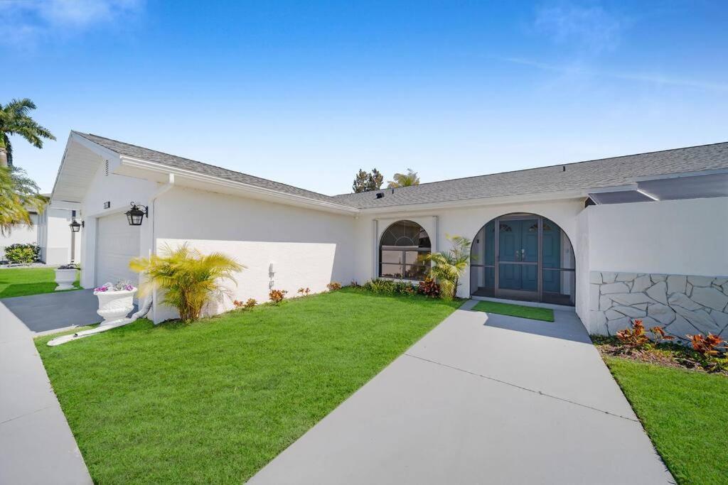 Вилла Luxury Waterfront Haven In Cape Coral - Dog-Friendly Escape With Private Pool Экстерьер фото