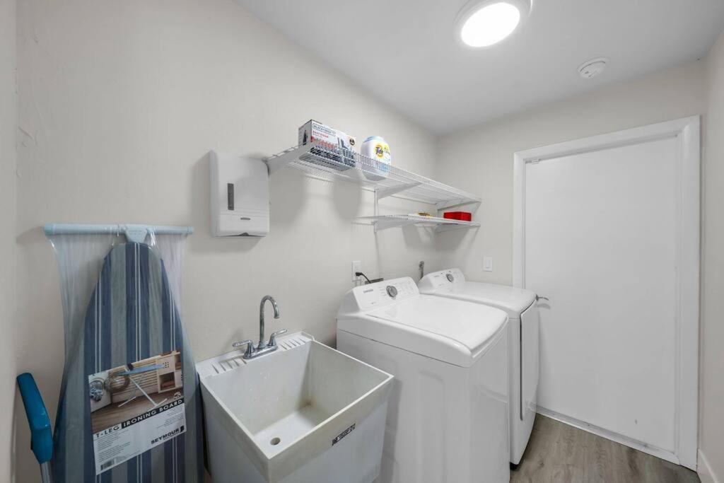 Вилла Luxury Waterfront Haven In Cape Coral - Dog-Friendly Escape With Private Pool Экстерьер фото