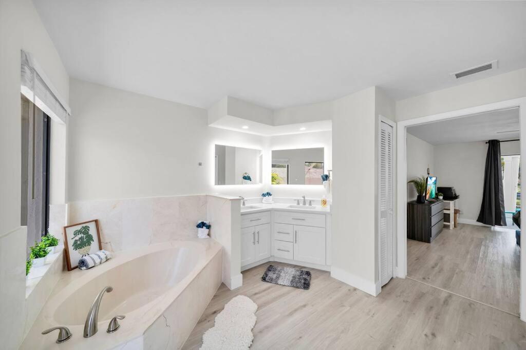 Вилла Luxury Waterfront Haven In Cape Coral - Dog-Friendly Escape With Private Pool Экстерьер фото