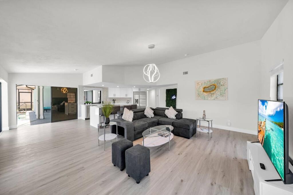 Вилла Luxury Waterfront Haven In Cape Coral - Dog-Friendly Escape With Private Pool Экстерьер фото