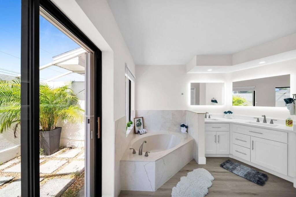 Вилла Luxury Waterfront Haven In Cape Coral - Dog-Friendly Escape With Private Pool Экстерьер фото